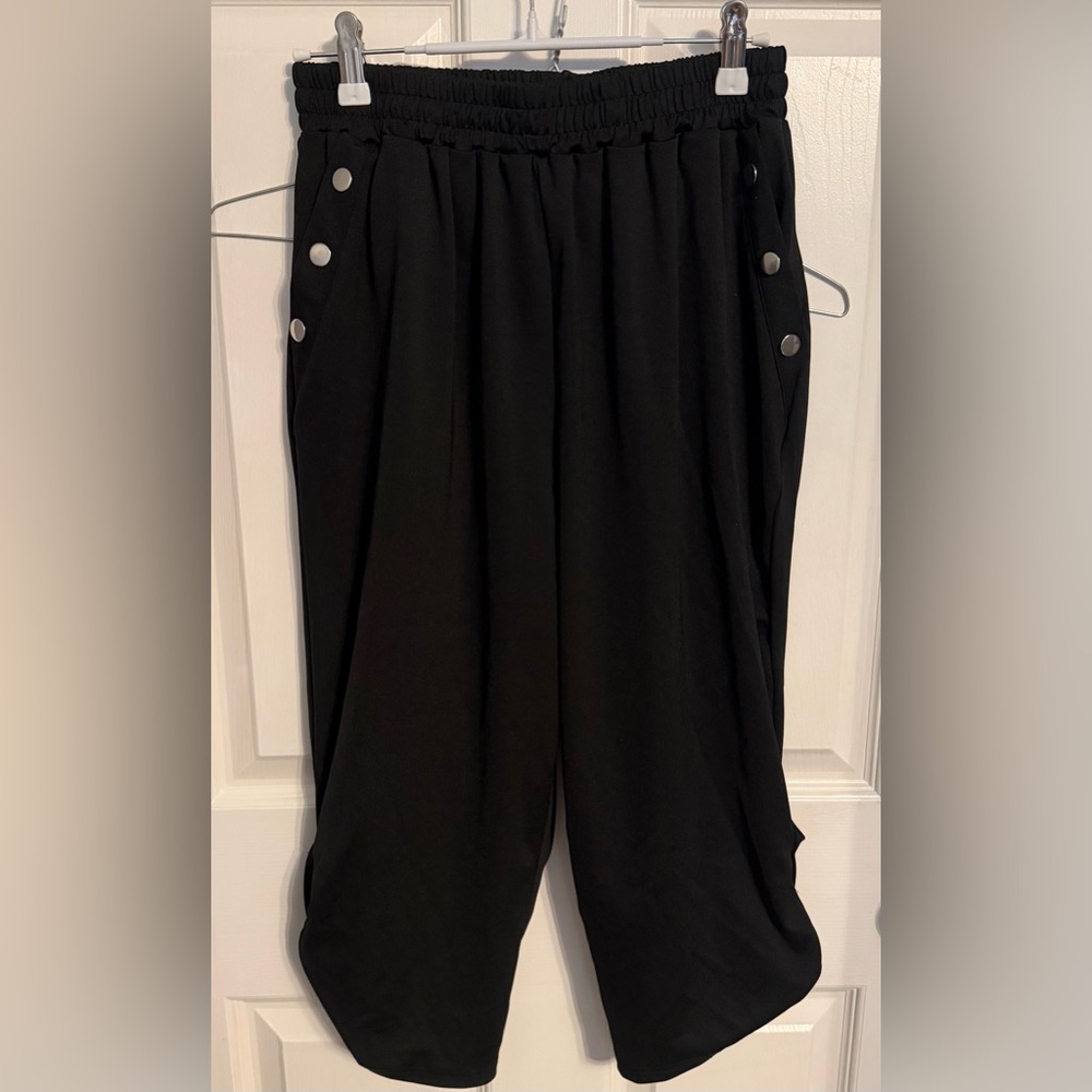Cropped Leg Button and Pocket Button Detail Pants, Large